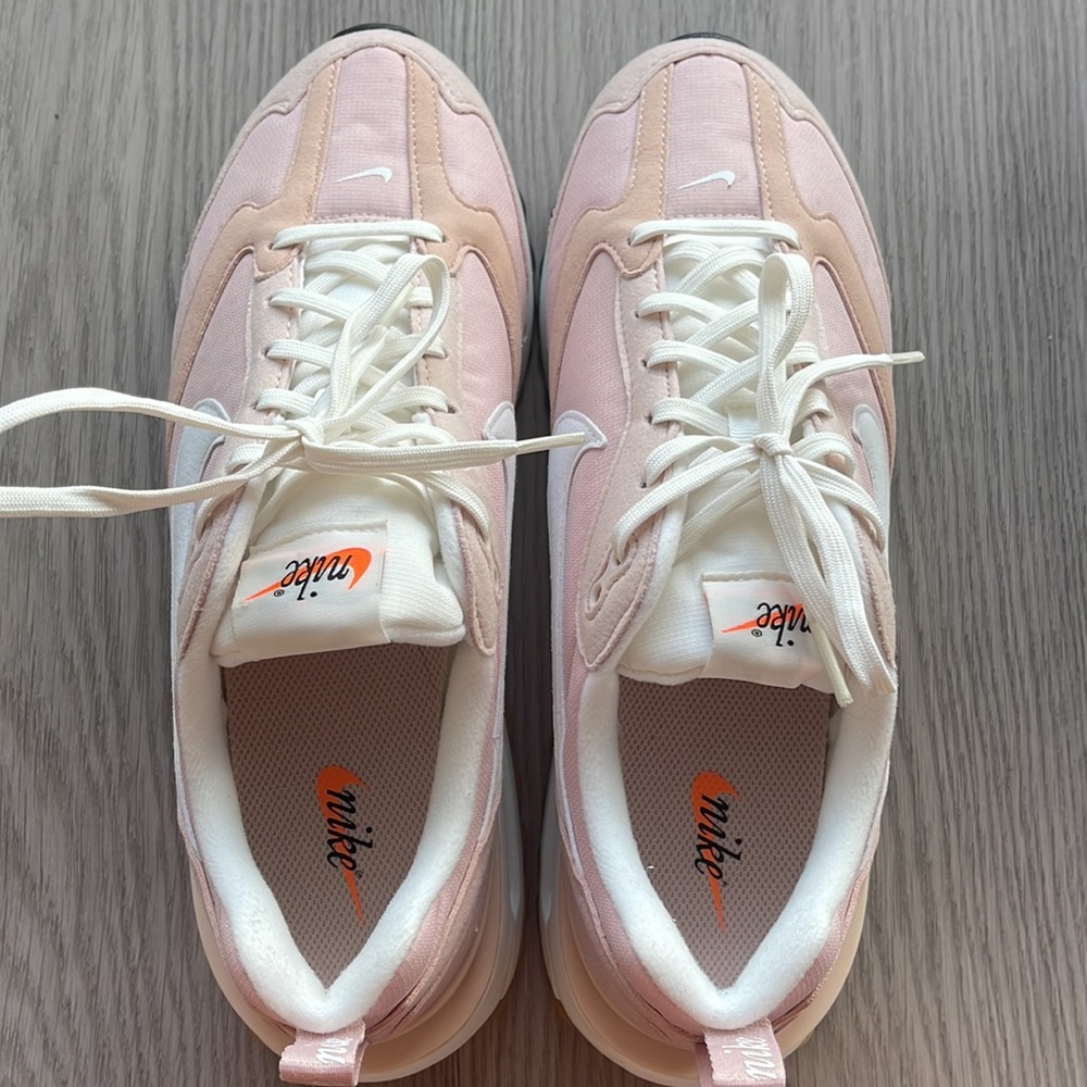 Nike Women's Air Max Dawn